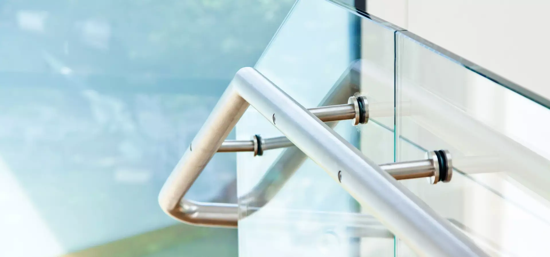 Balustrada z metalową poręczą